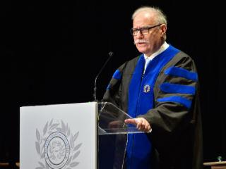 Στη συνέχεια το Hellenic American University, ύστερα από απόφαση του Διοικητικού του Συμβουλίου, ανακήρυξε επίτιμο διδάκτορα τον κύριο Σταύρο Ιωάννη Μπένο, πρώην υπουργό και Δήμαρχο της Καλαμάτας και νυν πρόεδρο του Σωματείου Διάζωμα. Για τον επίτιμο διδάκτορα μίλησε ο Προέδρος του Hellenic American University, κύριος Λεωνίδας Φοίβος Κόσκος, υπογραμμίζοντας την εξέχουσα προσωπικότητά του που χαρακτηρίζεται από ήθος και υψηλό αίσθημα δημόσιας ευθύνης και προσφοράς. Ο κύριος Κόσκος αναφέρθηκε επίσης στον ρόλο του κυρίου Μπένου ως Δημάρχου στην Καλαμάτα το 1986, όταν η πόλη επλήγη από μεγάλο σεισμό.